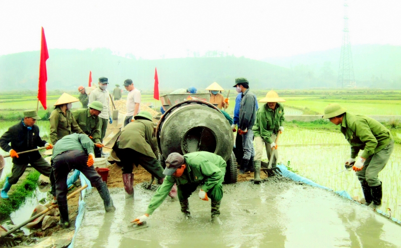 CCB xã Quảng La, huyện Hoành Bồ làm đường bê tông trục xã, đóng góp tích cực cho chương trình xây dựng nông thôn mới.
