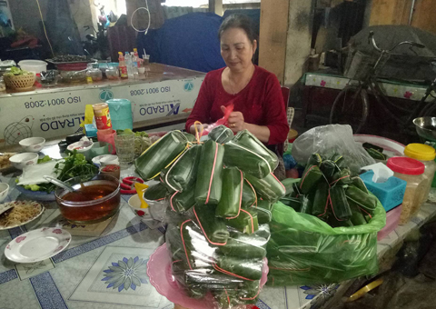 Hộ bà Nguyễn Thị Nụ, khu 3, phường Quảng Yên là cơ sở sản xuất nem chua uy tín.
