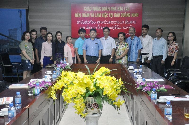 Đoàn Công tác Cục Báo chí Lào chụp ảnh lưu niệm với lãnh đạo Báo Quảng Ninh