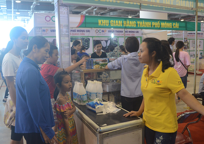 Gian hàng OCOP Đông Triều tại Hội chợ OCOP Quảng Ninh lần thứ V năm 2017 thu hút đông đảo người dân