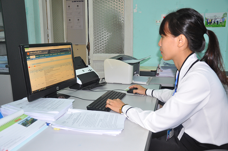 Cán bộ Phòng Văn hóa & Thông tin huyện Vân Đồn xử lý văn bản qua Hệ thống chính quyền điện tử.