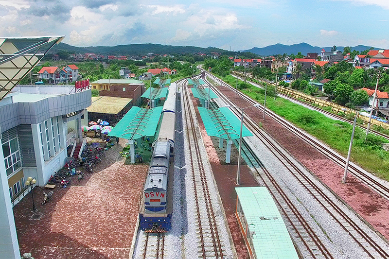 Mỗi ngày ga Hạ Long chỉ đón một chuyến tàu duy nhất xuất phát từ ga Yên Viên (Hà Nội) đến ga Hạ Long vào lúc 12 giờ 45 phút với khoảng chục tấn nông sản. 