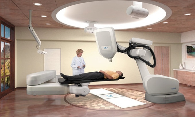 Trong 8 năm tới, robot có thể tiến hành kiểm tra sức khỏe cho con người. Số lượng nhân viên y tế trong bệnh viện không nhiều như hiện nay, theo Sun. Các bệnh viện hiện đại đã sử dụng robot trong quá trình chữa trị cho bệnh nhân, nhưng điều này sẽ trở nên phổ biến hơn vào năm 2025. Ảnh: Accuray.