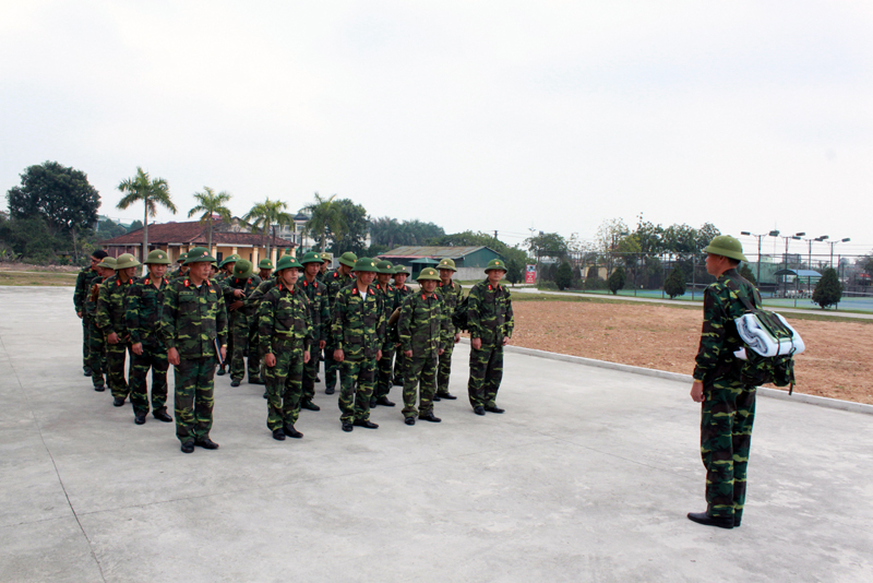 Cán bộ, chiến sĩ Ban CHQS TP Móng Cái tổ chức huấn luyện hành quân dã ngoại (Ảnh CTV) 