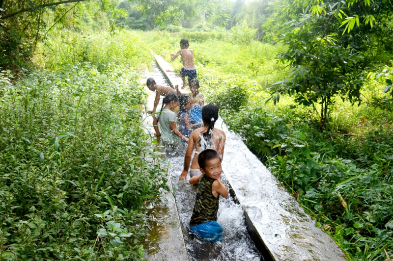 Trẻ em xã Thanh Lâm, huyện ba Chẽ tắm, nghịch nước tại kênh mương.