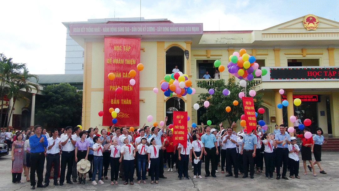 Lễ khai mạc Tuần lễ học tập suốt đời năm 2017 tại TP Uông Bí Ảnh: Hội Khuyến học TP Uông Bí cung cấp