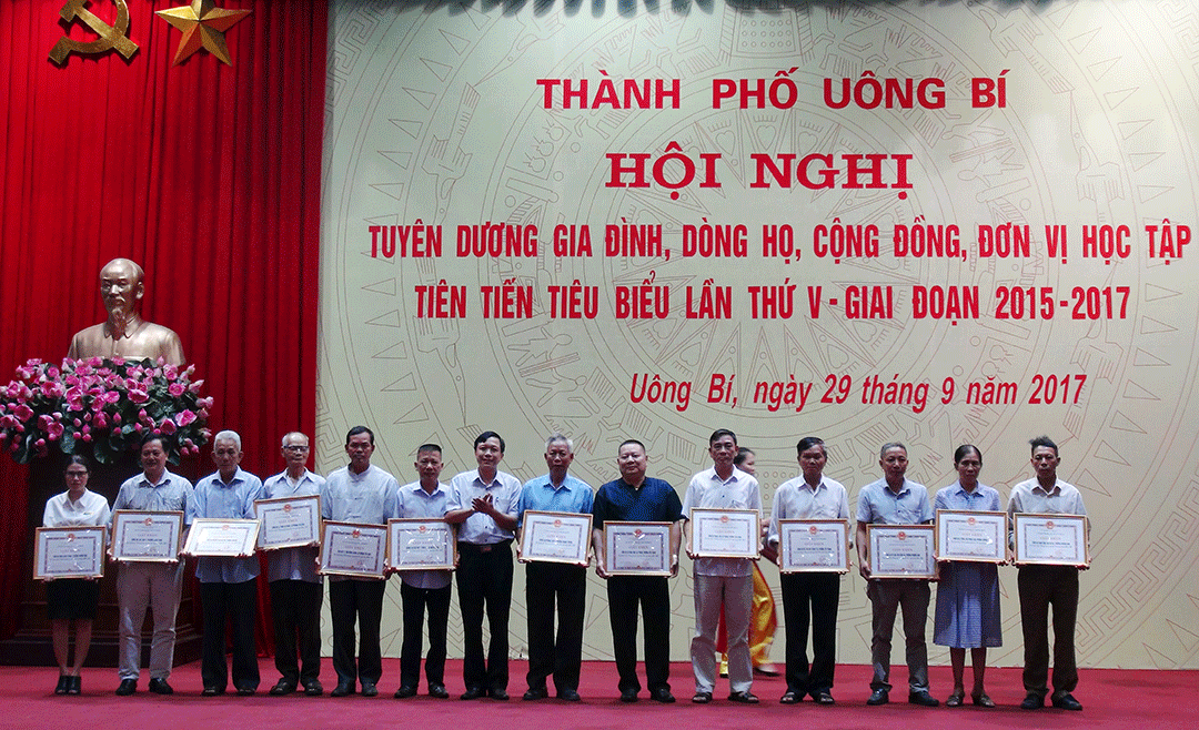 Lãnh đạo TP Uông Bí trao giấy khen cho các dòng họ học tập tiêu biểu giai đoạn 2015-2017 Ảnh: Hội Khuyến học TP Uông Bí cung cấp