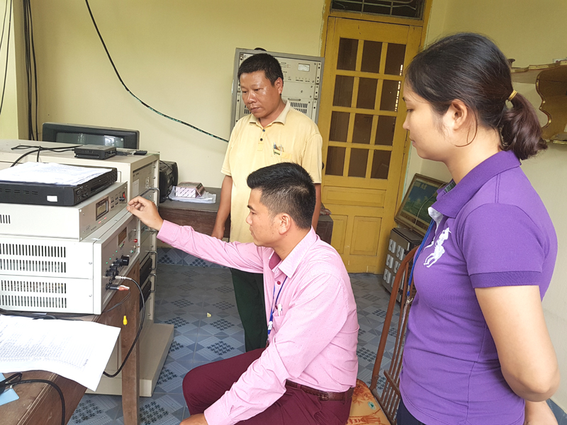 Cán bộ kỹ thuật của Trung tâm Truyền thông và Văn hóa huyện Hoành Bồ kiểm tra việc vận hành hệ thống loa truyền thanh cơ sở tại xã Quảng La