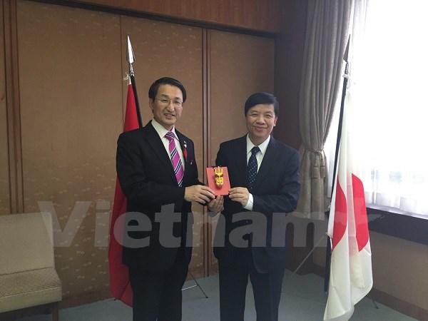 Đại sứ Nguyễn Quốc Cường (trái) và Thống đốc tỉnh Tottori Hirai Shinji. (Ảnh: Nguyễn Tuyến/Vietnam+)