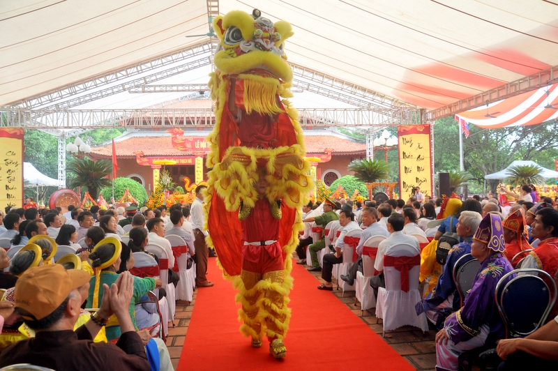 Người dân, du khách thích thú với màn múa lân truyền thống trong lễ khai hội.