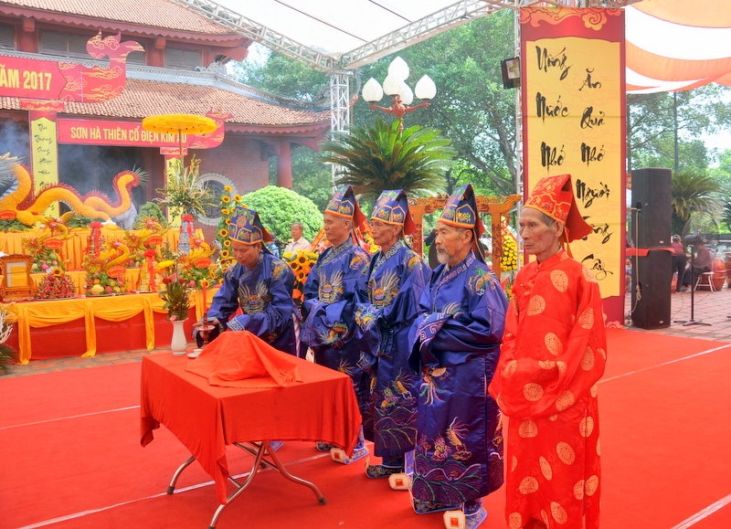 Nghi thức tế lễ của Đội tế Nam quan, Ban Chấp hành dòng họ Trần tỉnh Quảng Ninh tại lễ hội.