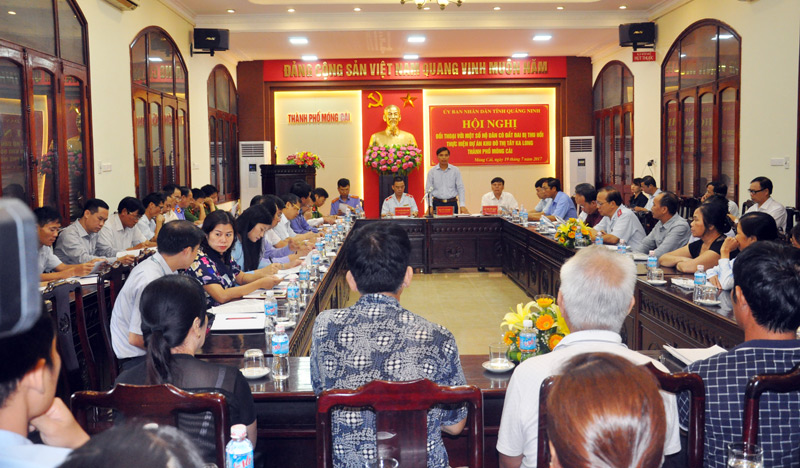 Đồng chí Vũ Văn Diện, Phó Chủ tịch UBND tỉnh, đại diện lãnh đạo Ban tiếp dân Trung ương và lãnh đạo thành phố Móng Cái