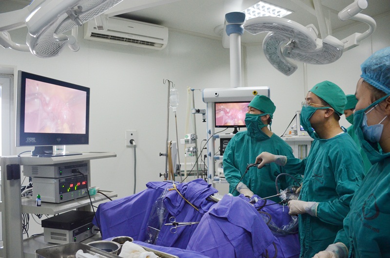 Các bác sĩ tại Bệnh viện Sản nhi QN sử dụng thành thạo các trang thiết bị CNTT trong khám, chữa bệnh. Trong ảnh Ca phẫu thuật nội soi vô sinh tại Bệnh viện Sản nhi QN.