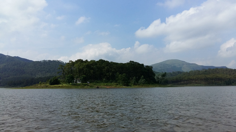 Hồ Yên Trung nơi có phong cảnh hữu tình tới đây nếu công trình lưu niệm doanh nhân Bạch Thái Bưởi sẽ là địa chỉ rất thu hút du khách.