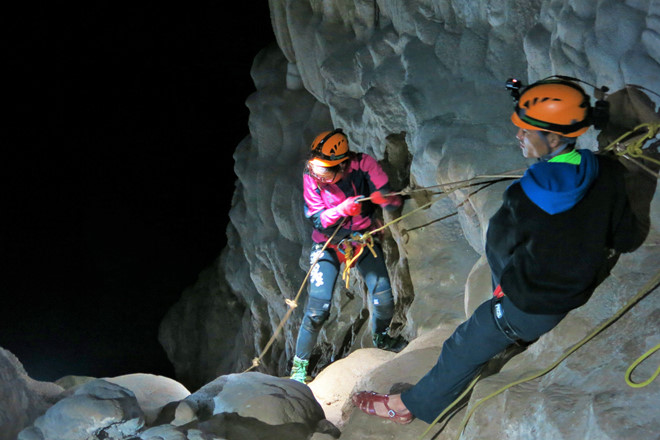 Khách tham gia tour đu dây vào khám phá Sơn Đoòng. Ảnh: Mai Trang.
