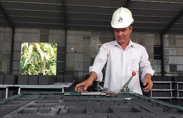 Sản xuất gạch từ xỉ than tại Nhà máy Nhiệt điện Duyên Hải 1 (thị xã Duyên Hải, tỉnh Trà Vinh). Ảnh: THANH HƯƠNG