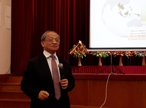 Tiến sĩ Lê Đăng Doanh thuyết trình trong một hội nghị vừa được tổ chức tại TP Hạ Long.