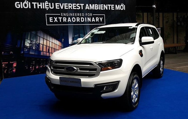 Ford Everest phiên bản mới có tên gọi Ambiente, là phiên bản dùng động cơ 2.2L, hệ dẫn động 2 cầu và hộp số sàn 6 cấp.