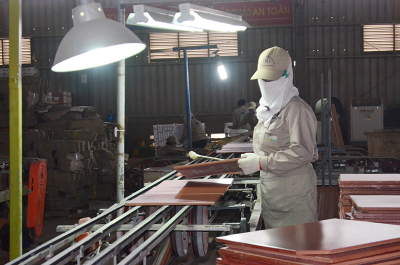 Sản xuất gạch tại Công ty CP gốm màu Hoàng Hà, Công ty CP Tập đoàn Hoàng Hà.