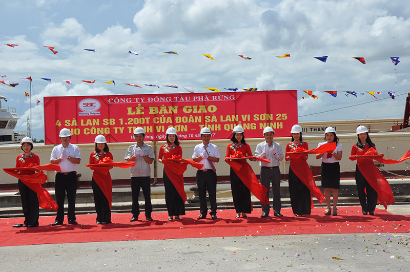 Công ty TNHH Vi Sơn (TX Đông Triều) nhận bàn giao Đoàn tàu vận tải biển từ Công ty TNHH MTV Đóng tàu Phà Rừng, TP Hải Phòng.