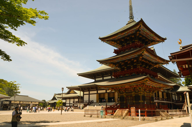 Từ sân bay về nhà ga trung tâm Narita chỉ mất 10 phút đi tàu hoặc xe buýt. Từ đây, du khách chỉ mất thêm 15 phút đi bộ đến Shinshoji - ngôi chùa cổ nghìn năm nổi tiếng với kiến trúc, nghệ thuật chạm trổ công phu.