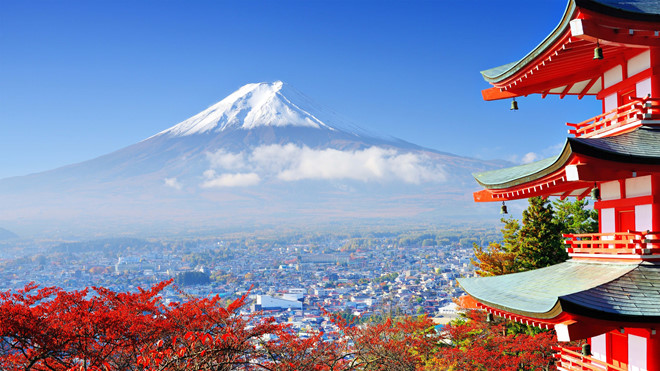 Núi Phú Sĩ là biểu tượng của Nhật Bản với đỉnh quanh năm phủ tuyết trắng, cảnh quan hùng vĩ, cùng nhiều hoạt động như leo núi, tắm suối nước nóng. Không cần phải đi 2-3 tiếng ngồi tàu hay xe buýt, chỉ cần từng từ một điểm tầm cao ở Tokyo, bạn vẫn có thể cảm thấy 