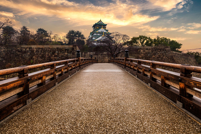 Lâu đài Osaka là di tích lịch sử biểu tượng của thành phố, nằm trong khu đất rộng một km vuông, được xây trên hai bệ đá cao tựa vào vách tường đá dựng đứng, bao quanh bởi hai con hào. Lâu đài trung tâm có 5 tầng ở phía ngoài và 8 tầng ở phía trong, tọa lạc trên một tảng đá cao để bảo vệ người trong thành chống lại những kẻ tấn công dùng kiếm.