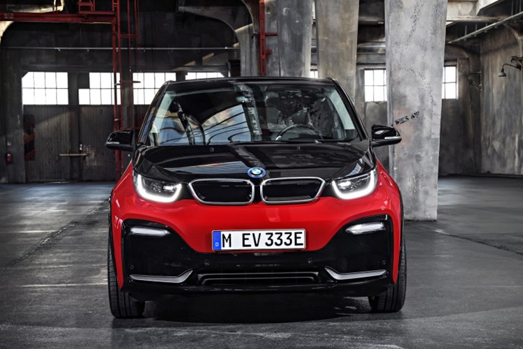 Ngay sau khi ra mắt, mẫu xe ôtô điện BMW i3 2018 đã nhanh chóng tạo nên cơn sốt trên thị trường. Không để khách hàng phải chờ lâu, hãng xe Đức đã công bố giá bán chính thức cho tất cả các phiên bản của i3 2018.