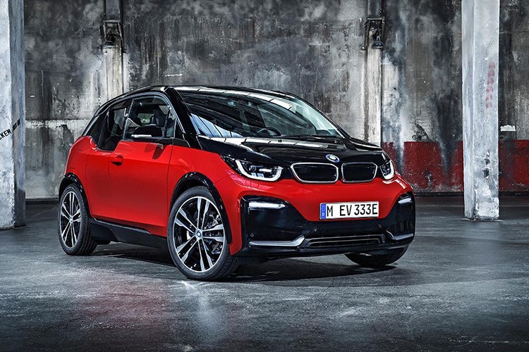 Theo đó, mẫu xe ôtô chạy điện BMW i3s 2018 sẽ được bán ra thị trường với 4 phiên bản cùng mức giá dao động từ 44.450 - 51.500 USD (khoảng 1,012 cho đến 1,17 tỷ đồng) tại thị trường Mỹ.