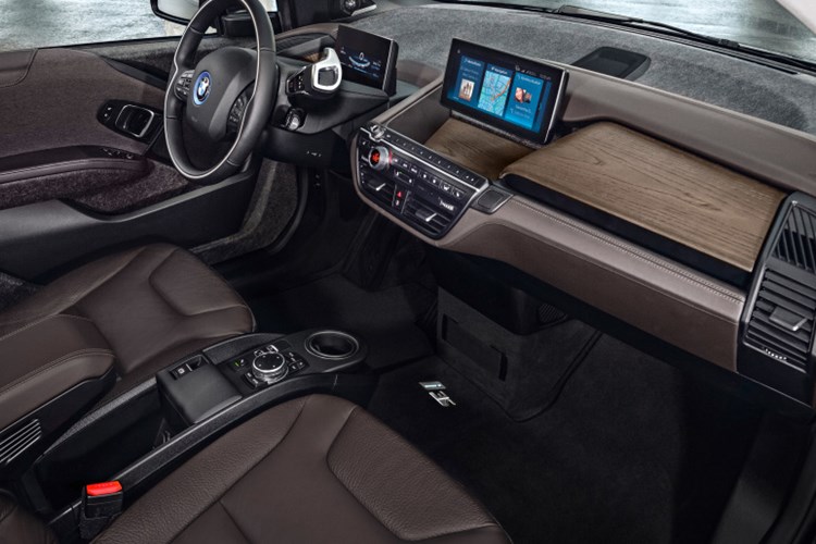 Nội thất của BMW i3/i3s phiên bản 2018 được xem là gần như không thay đổi, ngoại trừ cách phối màu nâu - xám mới cho phiên bản Giga World. Xe được cập nhật hệ thống thông tin giải trí iDrive thế hệ mới nhất, màn hình cảm ứng 10-inch có độ phân giải cao hơn cùng công nghệ xử lý nhận diện giọng nói trên nền tảng đám mây.