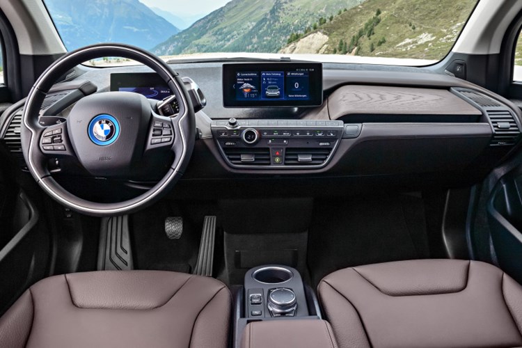 Điểm đặc biệt nhất của BMW i3S 2018 chính là mô-tơ điện nâng cấp tạo ra công suất tối đa 184 mã lực và mô-men xoắn cực đại 269 Nm, tăng tốc từ 0-100 km/h trong 6,9 giây trước khi đạt vận tốc tối đa 160 km/h. Nếu có thêm động cơ xăng tùy chọn để tăng phạm vi hoạt động, BMW i3S 2018 cần 7,7 giây để tăng tốc lên 100 km/h từ vị trí đứng yên.
