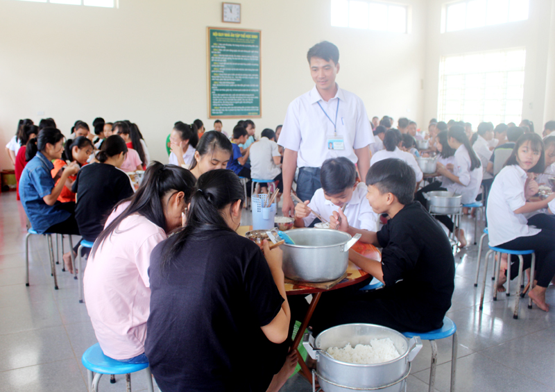 Thầy giáo PHạm Quang Hồng, Hiệu trưởng Trường Phổ thông DTNT huyện Bình Liêu kiểm tra chế độ, khẩu phần ăn của học sinh nội trú