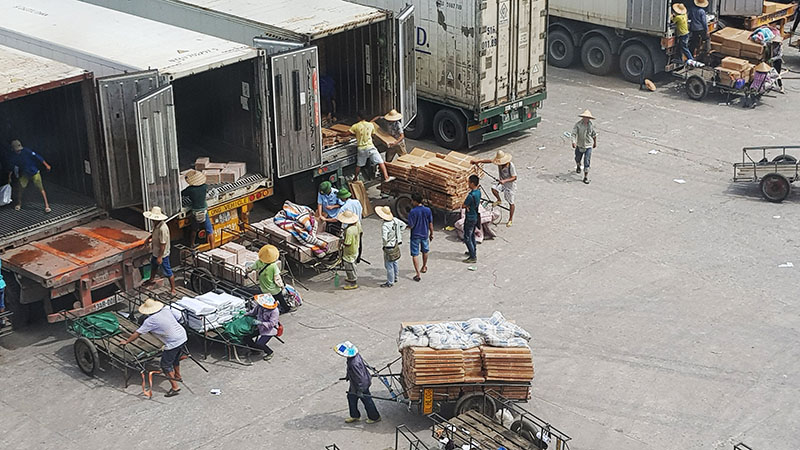 Cửa khẩu Bắc Sinh hiện có khoảng 400 người dân xã Quảng Đức tham gia bốc xếp hàng hóa.  