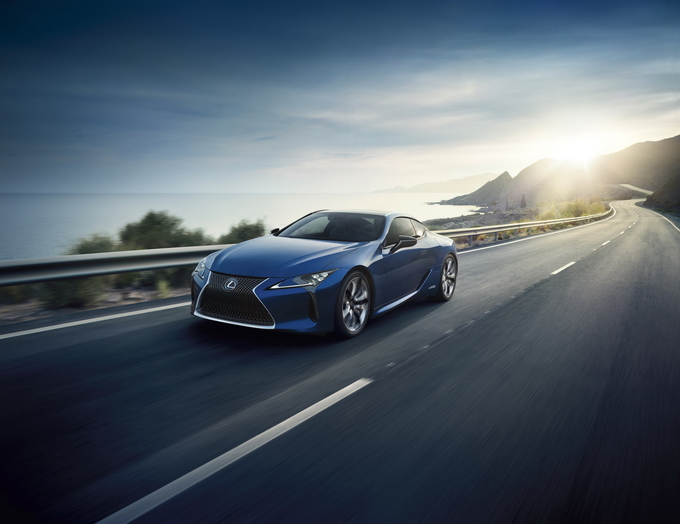 Structural Blue, dự án màu sơn đặc biệt của Lexus nghiên cứu trong 15 năm với sự hợp tác của các trung tâm Tec của hãng tại Mỹ và Nhật, cùng với VIAVI Solutions Inc (nhà cung cấp lớp phủ và chất phủ quang học mỏng nhất ở Mỹ).