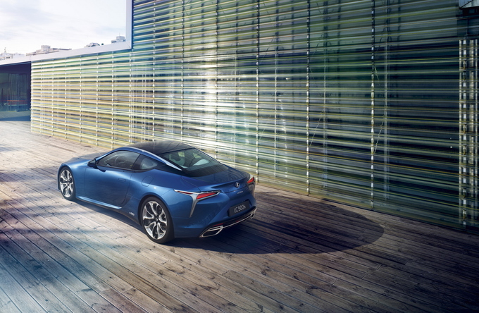 Màu sơn xanh (Structural Blue) lấy cảm hứng từ thiên nhiên và loài bướm Morphor. Lexus sử dụng cấu trúc cánh bướm để phát triển công nghệ sơn xe mới.