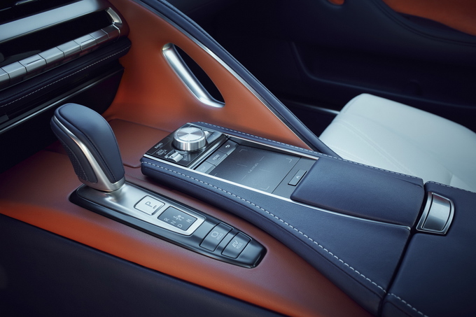 Bảng điều khiển đặc trưng nhà Lexus.
