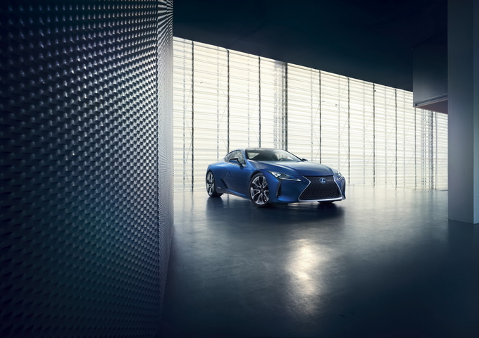 Lexus LC Structural Blue Edition có sẵn ở cả hai phiên bản LC 500 và LC 500h, kết hợp với vành giả hợp kim 21 inch.