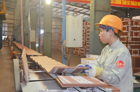 Sản xuất gạch ốp lát tại Công ty CP Gốm Đất Việt.