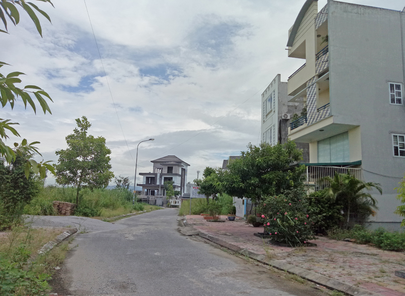 Các phường khó tìm được chủ sở hữu hiện tại của các lô đất chưa xây dựng nhà ở để truy thu thuế sử dụng đất ( trong ảnh: Khu dân cư tại tổ 18, khu 7, phường Hà Khánh, TP Hạ Long.