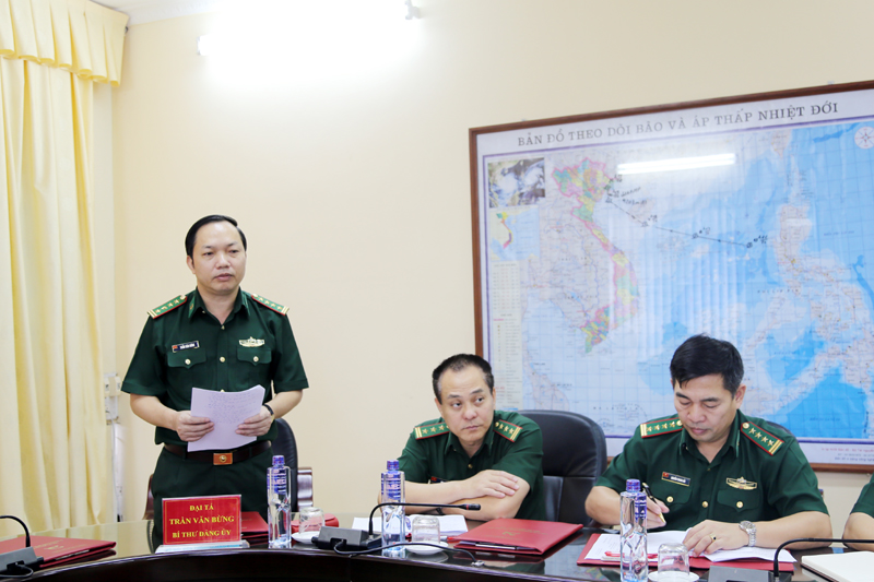 Đại tá Trần Văn Bừng, Bí thư Đảng uỷ, Chính uỷ Bộ Chỉ huy Bộ đội Biên phòng tỉnh báo cáo tại hội nghị