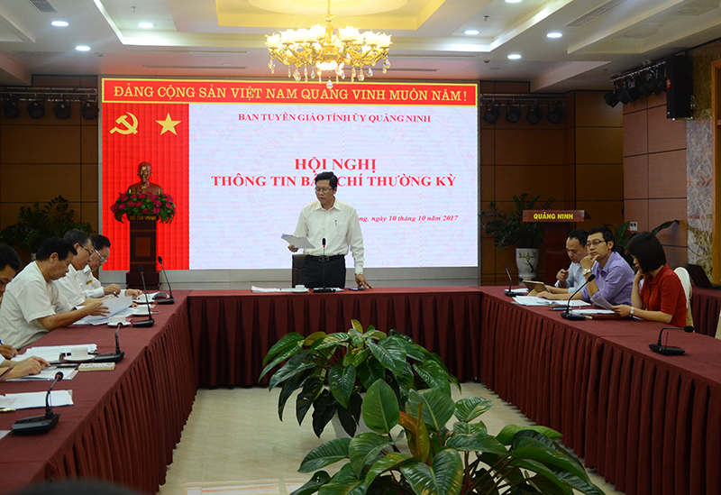 Đồng chí Phạm Hồng Cẩm, Phó Trưởng ban Thường trực Ban Tuyên giáo Tỉnh ủy thông tin một số hoạt động báo chí diễn ra trong tuần qua 