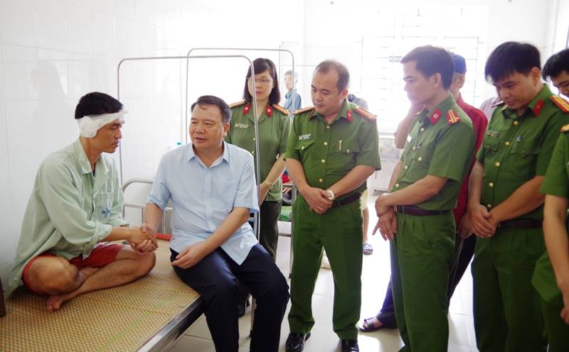 Lãnh đạo và cán bộ, chiến sĩ Công an tỉnh Hà Nam thăm đồng chí Nguyễn Văn Tú, Đội trưởng Đội cảnh sát 113 bị thương trong khi làm nhiệm vụ chiều 9/10. Ảnh: Công an Hà Nam