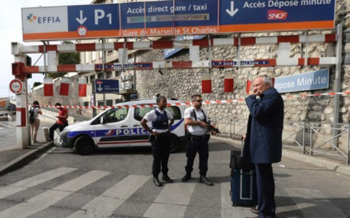 Cảnh sát Pháp phong tỏa ga tàu Saint-Charles sau vụ tấn công bằng dao. Ảnh: AP