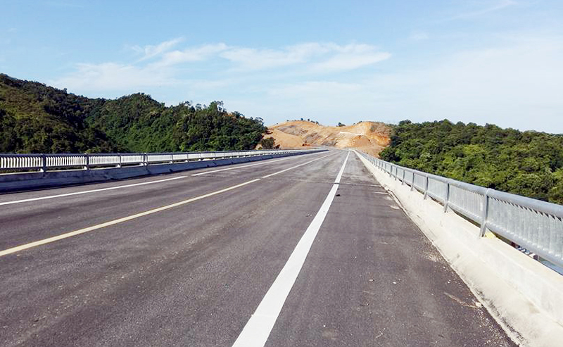 Cầu Km4+967, Dự án đường từ khu tái định cư xã Vạn Yên đến khu Công viên phức hợp phía đông đảo Cái Bầu, đã cơ bản hoàn thành.