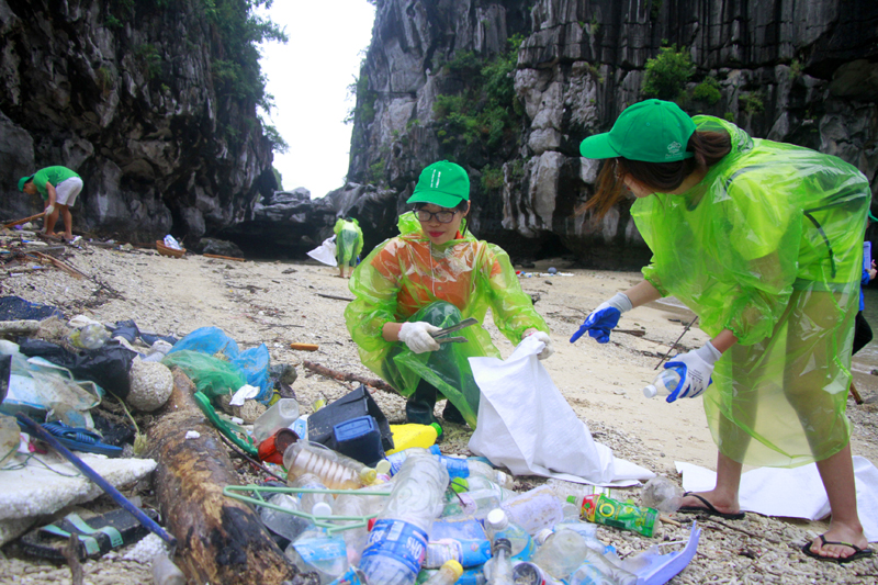 Biến rác thải thành vật liệu xanh. Trong ảnh:  Tổ chức Bảo tồn Thiên nhiên Quốc tế (IUCN) phối hợp cùng Tập đoàn Bhaya, UBND TP Hạ Long tổ chức chương trình “Hành động vì Hạ Long xanh” thu gom rác trên biển, tuyên truyền cho người dân về giảm thiểu rác thải nhựa.