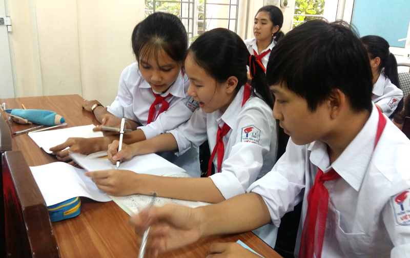 Trẻ em các trường THCS trên địa bàn TP Hạ Long thảo luận, viết bài tuyên truyền về chủ đề phòng, chống xâm hại trẻ em