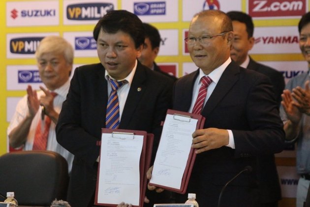  Sáng (11/10), HLV Park Hang-seo chính thức đặt bút ký hợp đồng 2 năm dẫn dắt các ĐT Việt Nam. Ảnh: Giang Nguyễn.