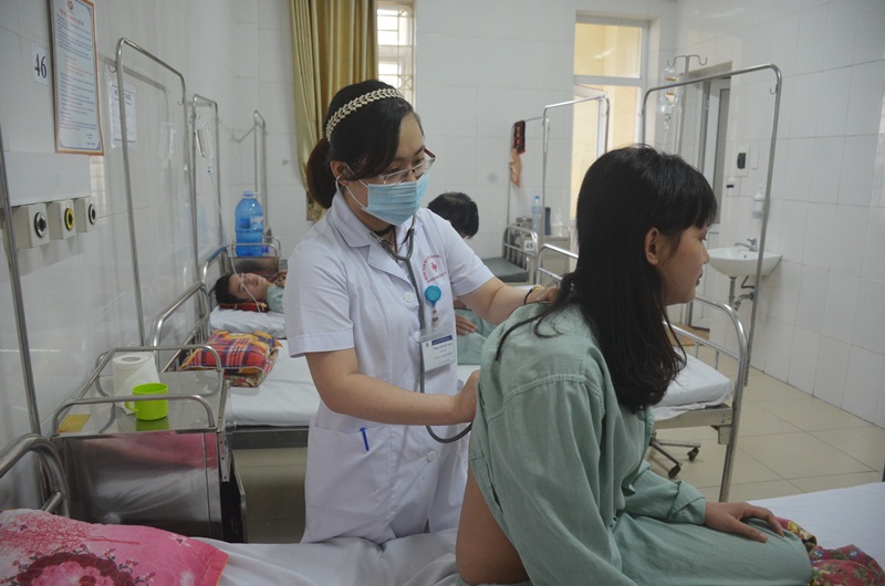 Bệnh nhân mắc SXH đang được điều trị tại khoa bệnh nhiệt đới, bệnh viện Đa khoa tỉnh.