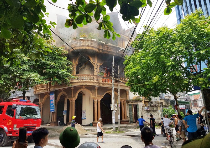 Xử lý vụ cháy quán karaoke tại phường Quang Trung (TP Uông Bí), tháng 8/2017.