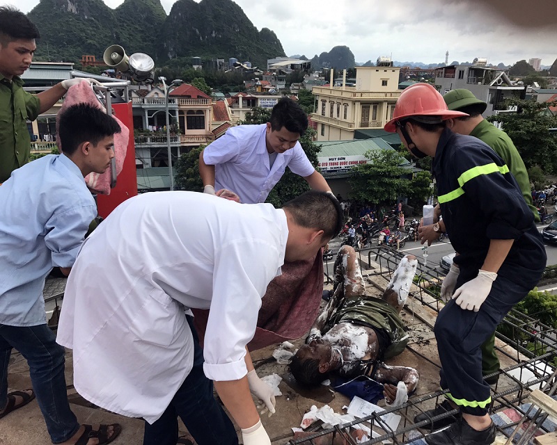 Không ngại hiểm nguy nỗ lực cứu người bị điện giật trên nóc nhà 3 tầng trong xây dựng nhà ở tại phường Hà Tu, ngày 16- 8-2017